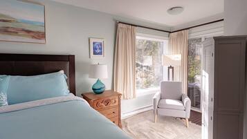 Desk, iron/ironing board, WiFi, bed sheets