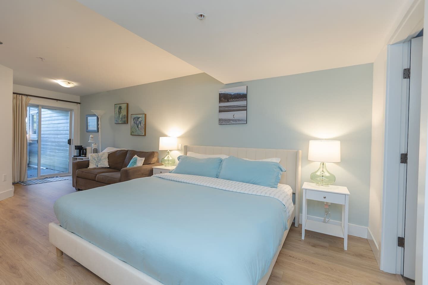 Desk, iron/ironing board, WiFi, bed sheets