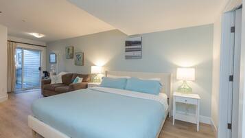 Desk, iron/ironing board, WiFi, bed sheets