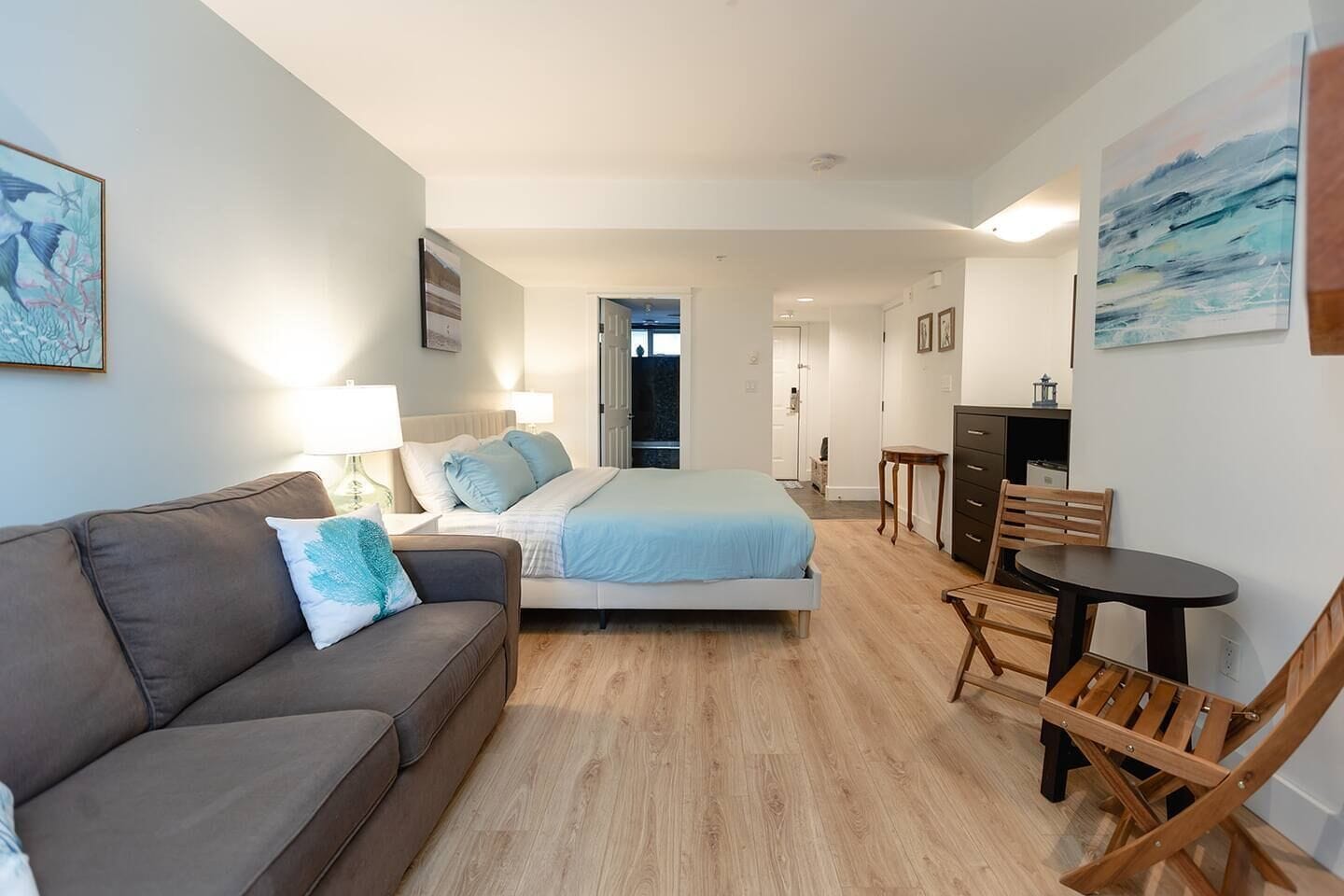 Desk, iron/ironing board, WiFi, bed sheets