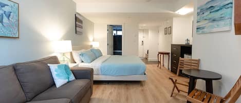 Escritorio, tabla de planchar con plancha, wifi y ropa de cama