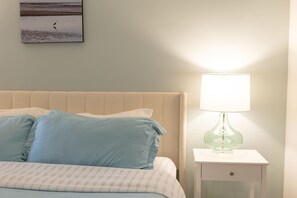 Escritorio, tabla de planchar con plancha, wifi y ropa de cama 