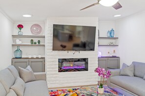 TV connectée, cheminée, jeux vidéo, baby-foot