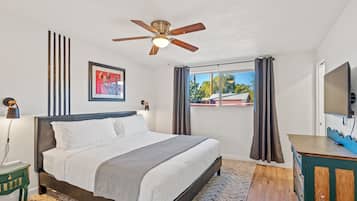 3 habitaciones, escritorio y tabla de planchar con plancha