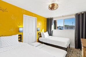 3 habitaciones, escritorio y tabla de planchar con plancha 