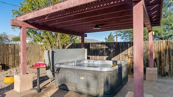 Tina de hidromasaje al aire libre