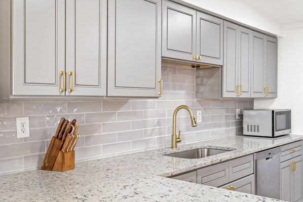 Fridge, microwave, oven, stovetop - Tucson Game House with Hot Tub, Fire Pit and Games (Tucson)