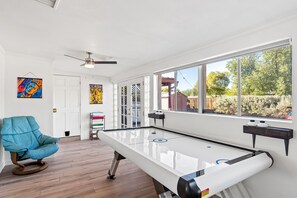 Game room - Tucson Game House with Hot Tub, Fire Pit and Games (Tucson)