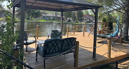 Cozy 4 Bedroom Waterfront Cottage with Hottub and Firepit