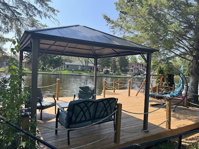 Cozy 4 Bedroom Waterfront Cottage with Hottub and Firepit