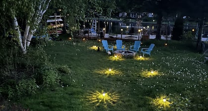 Cozy 4 Bedroom Waterfront Cottage with Hottub and Firepit