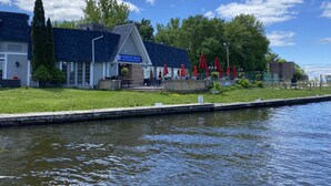 Een restaurant aan het water met terras en uitzicht op het water.