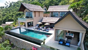 Outdoor pool, sun loungers - Villa Tiga - Luxury Sea View Pool Villa (Koh Samui)