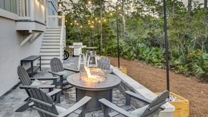 An outdoor patio with a fire pit surrounded by Adirondack chairs and a table. - Community Pool/3min to Beach/Screened Patio/2 Lofts/Fire Pit/Foosball&Pingpong/*Golf Cart/Sleeps 16 (Santa Rosa Beach)