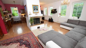 Smart TV, fireplace