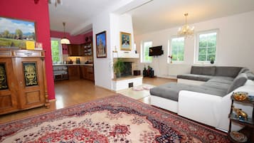 Smart TV, fireplace