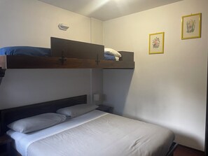 3 habitaciones, caja de seguridad en la habitación y escritorio 