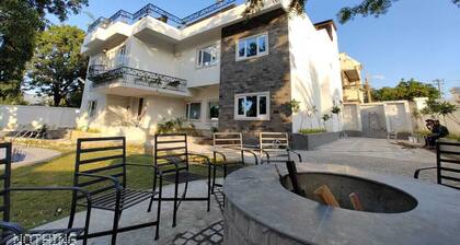 1 Amiras - A Luxury Villa