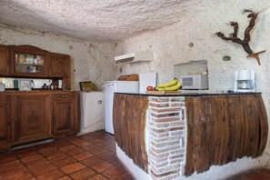 Fridge, microwave, oven, stovetop - A cave house with a historic charm (Faverolles)