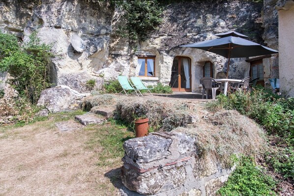 Outdoor dining - A cave house with a historic charm (Faverolles)