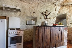Fridge, microwave, oven, stovetop - A cave house with a historic charm (Faverolles)