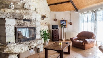 TV, fireplace