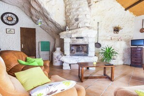 Smart TV, fireplace - Unique troglodyte house in the Valley (Faverolles)