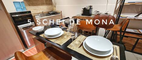 Frigorifero, microonde, piano cottura, lavastoviglie