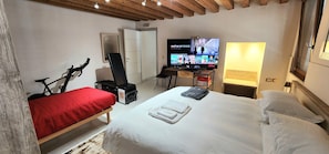 1 camera, una scrivania, ferro/asse da stiro, Wi-Fi gratuito