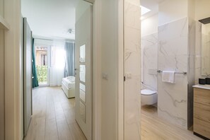 Dusche, umweltfreundliche Kosmetikartikel, Haartrockner, Bidet