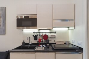 Réfrigérateur, four à micro-ondes, surface de cuisson, lave-vaisselle