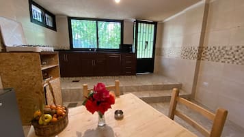 Geladeira, micro-ondas, cooktop, talheres/pratos/utensílios de cozinha