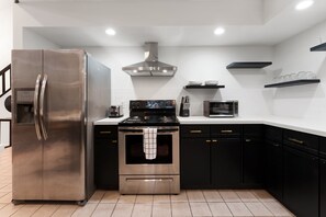 Refrigerador, microondas, horno y parrilla de estufa 