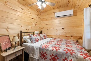 3 bedrooms, desk, WiFi, bed sheets