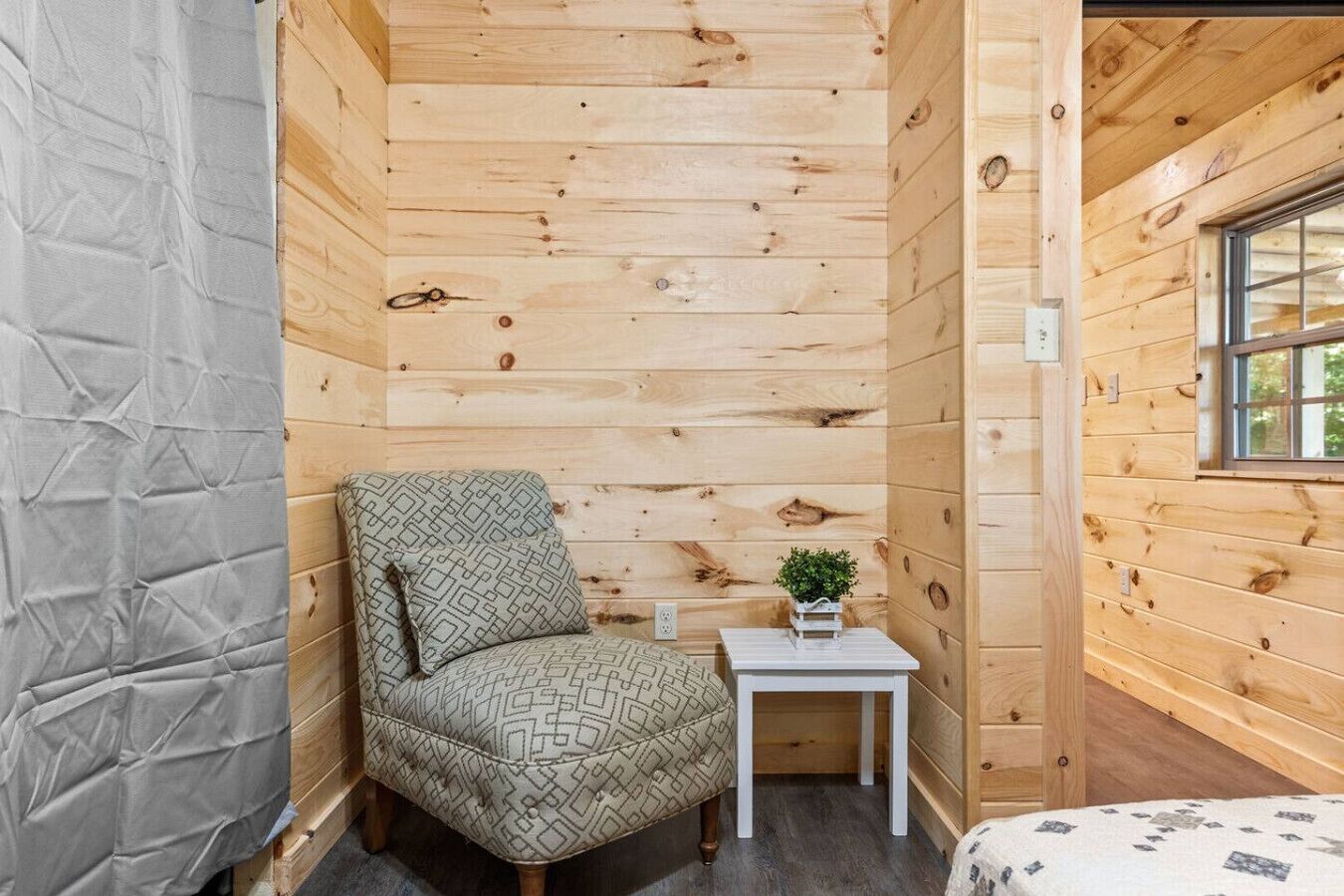 2 bedrooms, desk, WiFi, bed sheets