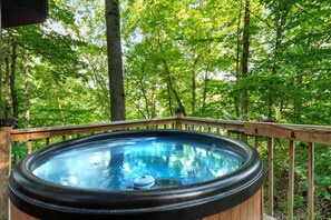 Outdoor spa tub - Romantic Hideaway- Pet Friendly, Hot Tub, Firepit, Games (Slade)