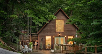 Hot Tub & WiFi - Romantic Hideaway - Wooded Retreat near Red River Gorge, Kentucky!