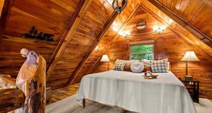 Hot Tub & WiFi - Romantic Hideaway