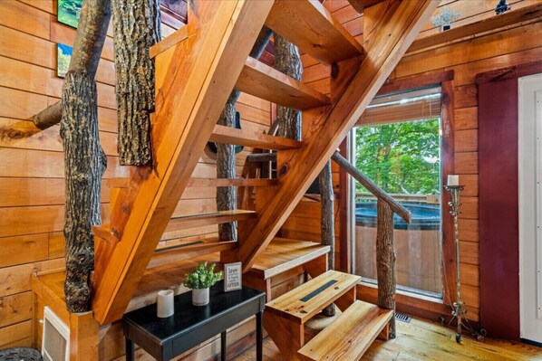 Interior - Hot Tub & WiFi - Romantic Hideaway (Slade)