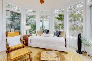 Een televisie, een open haard, tafelvoetbal en boeken