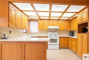 Großer Kühlschrank, Mikrowelle, Ofen, Geschirrspüler