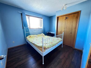 Individually furnished, desk, laptop workspace, free WiFi - Calgary Hawkwood service resident (Calgary)