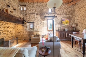 Smart TV, caminetto, tavolo da ping pong