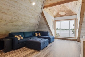 Smart TV, fireplace, ping pong, books