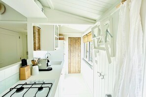 Kühlschrank, Mikrowelle, Herdplatte, Geschirrspüler