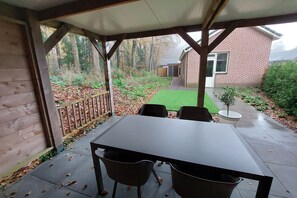 Outdoor dining - Beautiful holiday home in Ermelo with terrace (Ermelo)