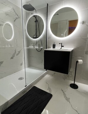 Poreamme, ilmaiset hygieniatuotteet, hiustenkuivaaja, kylpytakit