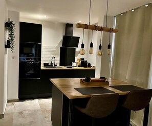 Jääkaappi, uuni, liesi, vedenkeitin