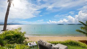 Plage, chaises longues, serviettes de plage