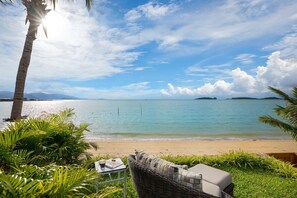 On the beach, sun loungers, beach towels - Mam’s Seaside Villa – Beachfront (koh samui)